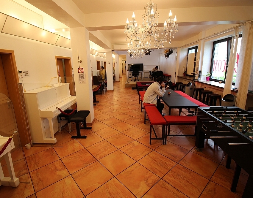 Lounge mit Blick auf die Fußgängerzone Wilmersdorfer Straße